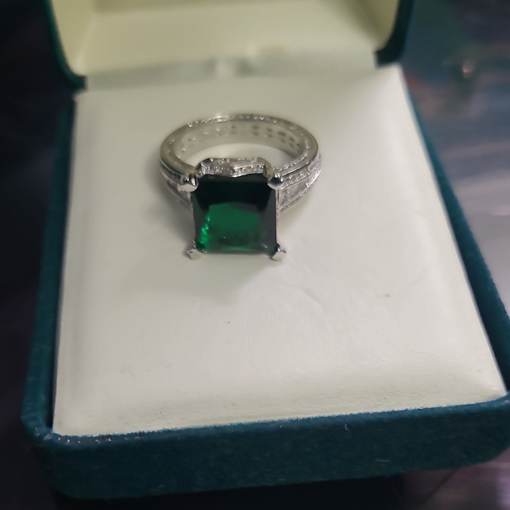 Fashion Jewelry Silver Ring with Emerald Green Stone Size 8